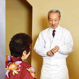 目前調理（握り寿司）を行います